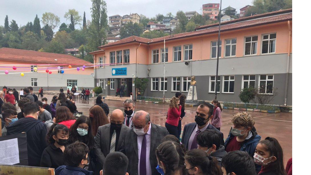 İlçe Milli Eğitim Müdürü Mansur GÖK Kozlu Alparslan Ortaokulunda Yapılan TUBİTAK 4006 Bilim Fuarının Açılışına Katıldı