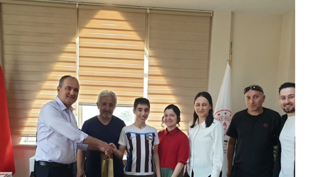 İLÇE MİLLİ EĞİTİM MÜDÜRLÜĞÜ OLARAK KOZLU ALPARSLAN ORTAOKULU'NDA KAYSERİ'DE DÜZENLENEN OKUL SPORLARI ÖZEL SPORCULAR TÜRKİYE ŞAMPİYANOSUNDA DRECE ALAN ÖĞRENCİMİZE HEDİYLERİNİ TAKDİM ETTİ.