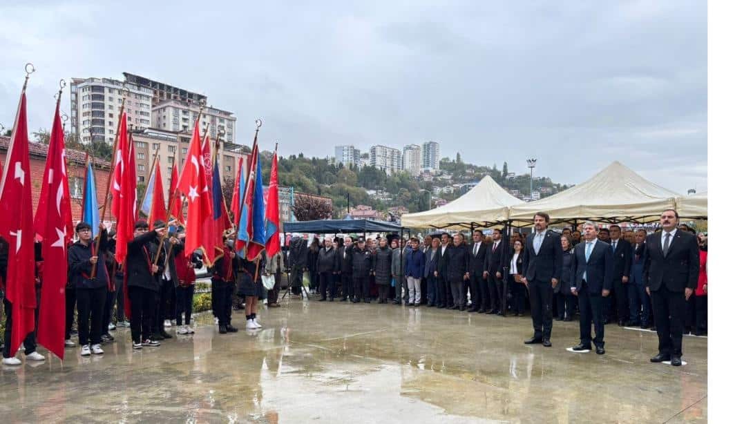 Cumhuriyetimizin İlanının 102. Yıldönümü Kutlamaları 28 Ekim 2025 Salı günü saat 13:00' de Kozlu Kent Meydanındaki Atatürk Anıtında, önce Kaymakamımız Sayın Hüseyin ECE, sonra İlçe Belediye Başkanı Altuğ DÖKMECİ' nin çelenk sunumu ile başladı.